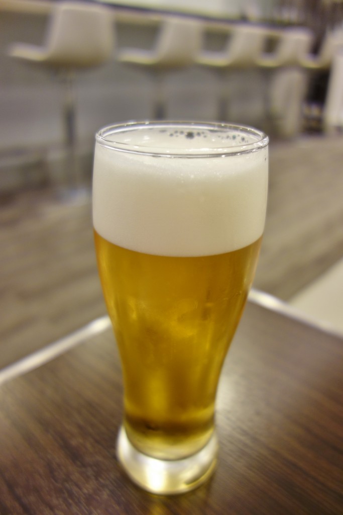 羽田空港ANAラウンジでビール