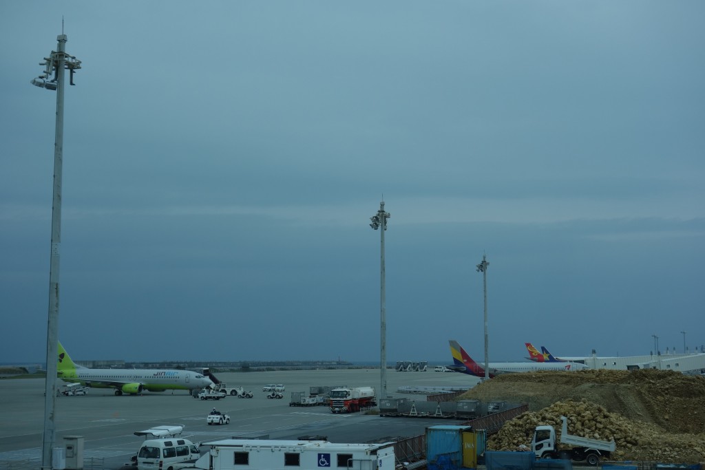那覇空港のANAラウンジから見る飛行機