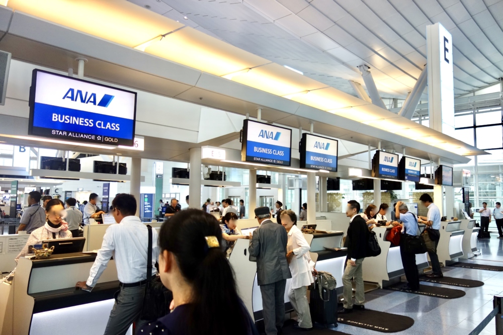 羽田空港国際線ターミナルのANAビジネスクラスチェックインカウンター