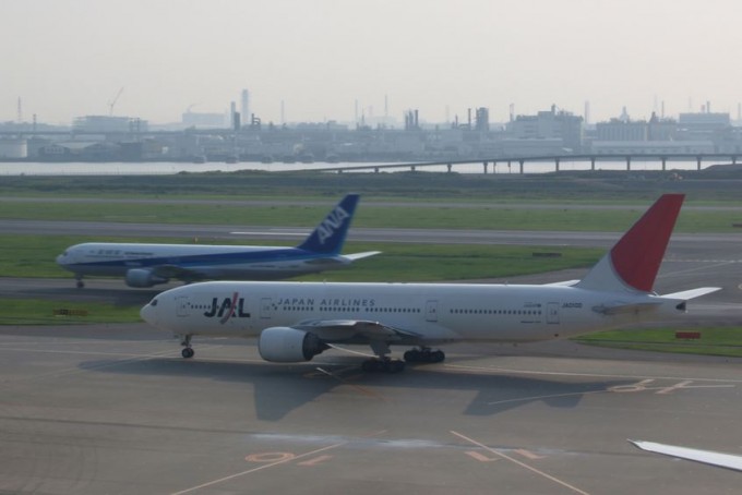 JALの飛行機とANAの飛行機