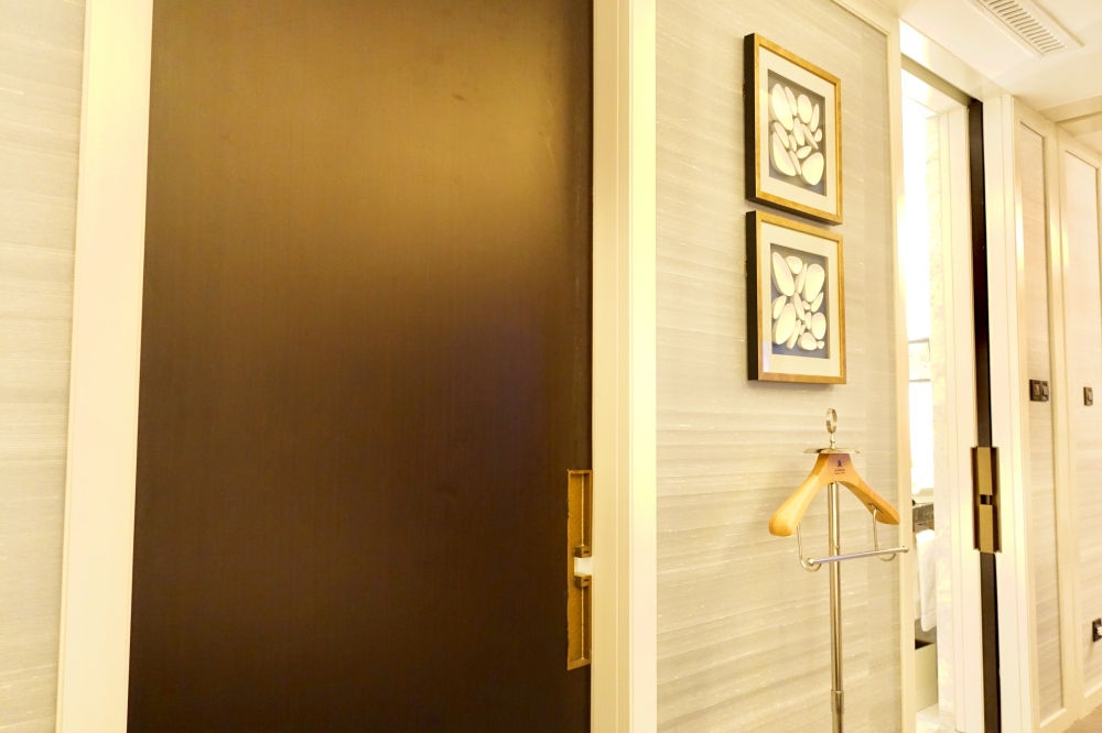 セントレジス上海静安　カロラインアスタースイート　バスルームとリビングをつなぐドア