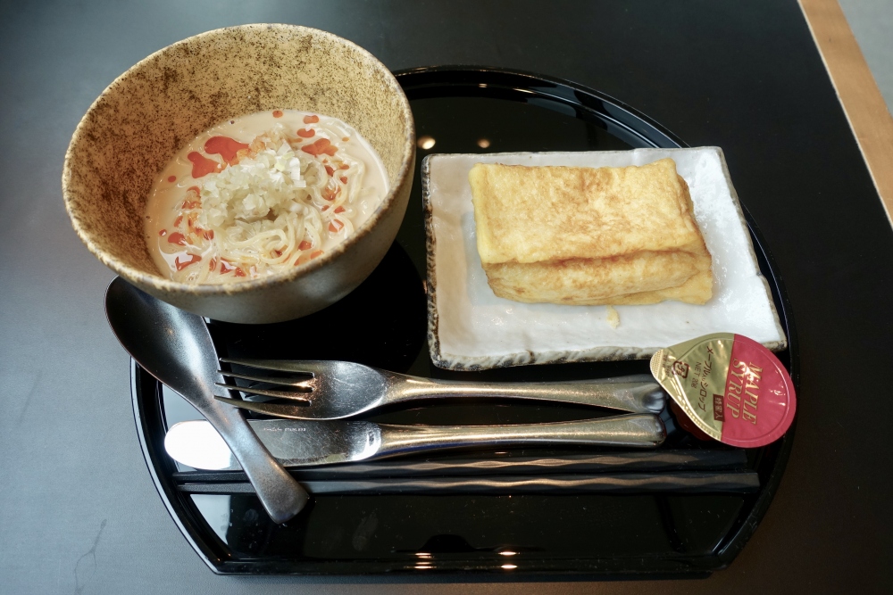 羽田空港国際線ターミナル　キャセイパシフィック航空ラウンジ　ヌードルバー　担々麺とフレンチトースト