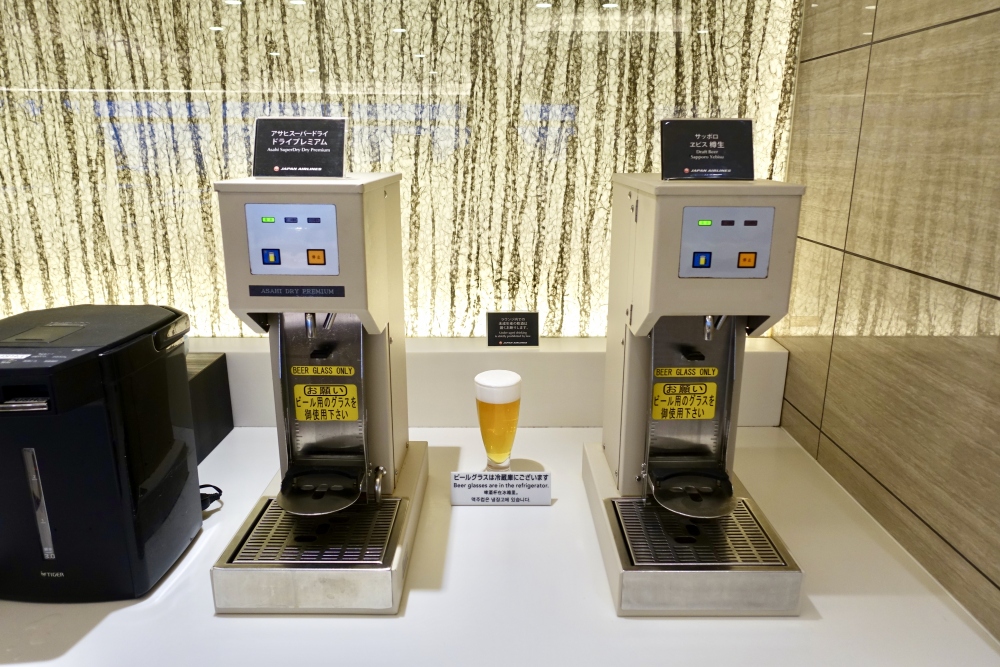 羽田空港国際線ターミナル　JALファーストクラスラウンジ　ダイニング　ブッフェコーナー　ビールサーバー