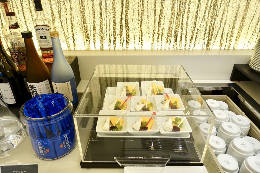 羽田空港国際線ターミナル　JALファーストクラスラウンジ　ダイニング　ブッフェコーナー　チーズ盛り合わせ