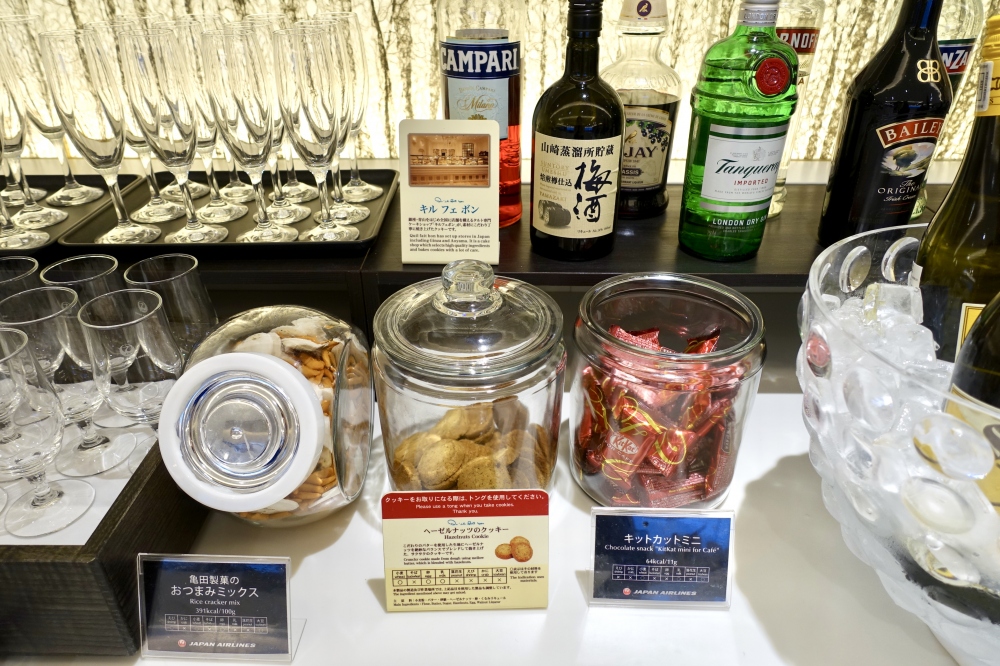 羽田空港国際線ターミナル　JALファーストクラスラウンジ　ダイニング　ブッフェコーナー　お菓子