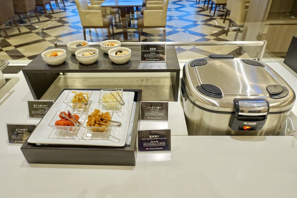 羽田空港国際線ターミナル　JALファーストクラスラウンジ　ダイニング　ご飯と漬物