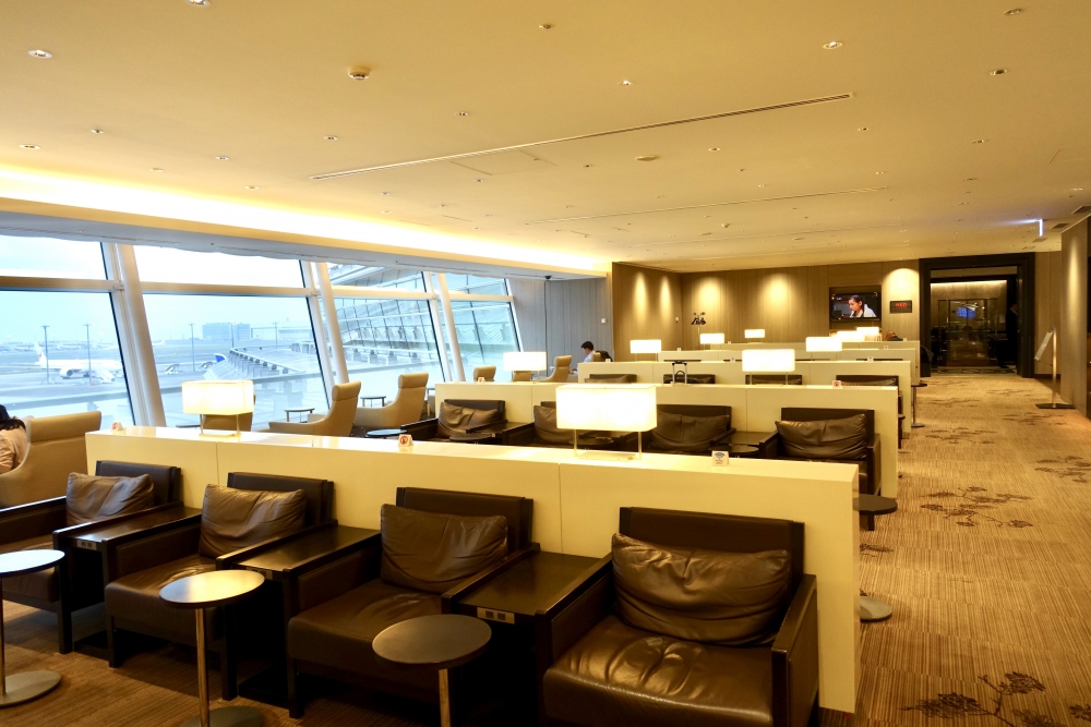 羽田空港国際線ターミナル　JALファーストクラスラウンジ　シーティングエリア 奥側