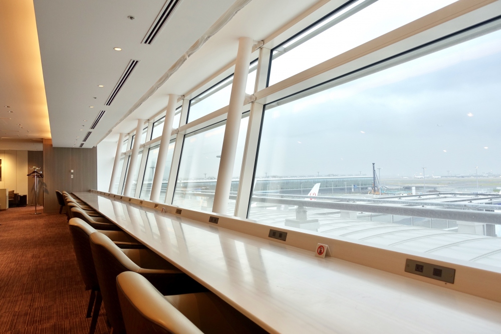 羽田空港国際線ターミナル　JALファーストクラスラウンジ　シーティングエリア　カウンター席