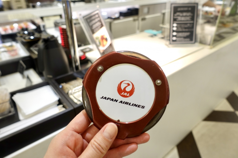 羽田空港国際線ターミナル　JALファーストクラスラウンジ　ダイニング　鉄板焼きサービス　呼び出しベル