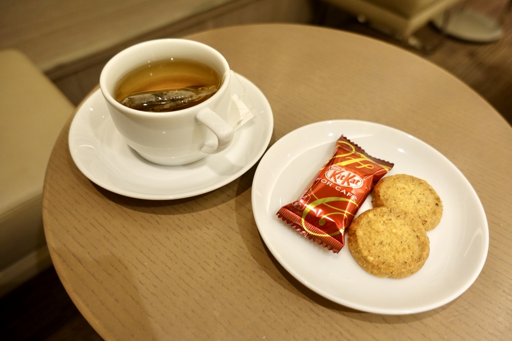 羽田空港国際線ターミナル　JALファーストクラスラウンジ　ダイニング　キルフェボンのクッキーとキットカットでティータイム