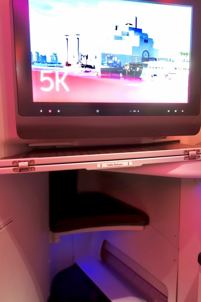 カタール航空　QR813便　ビジネスクラスキャビン　テレビ下の収納