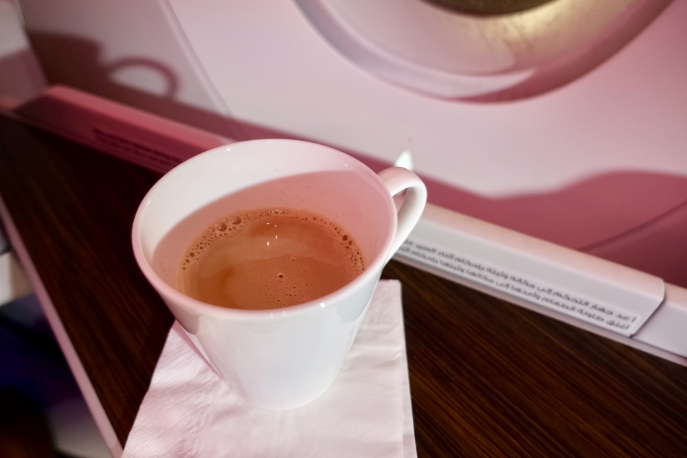カタール航空　QR813便　ビジネスクラスキャビン　ウェルカムドリンクはデカフェのカフェオレ