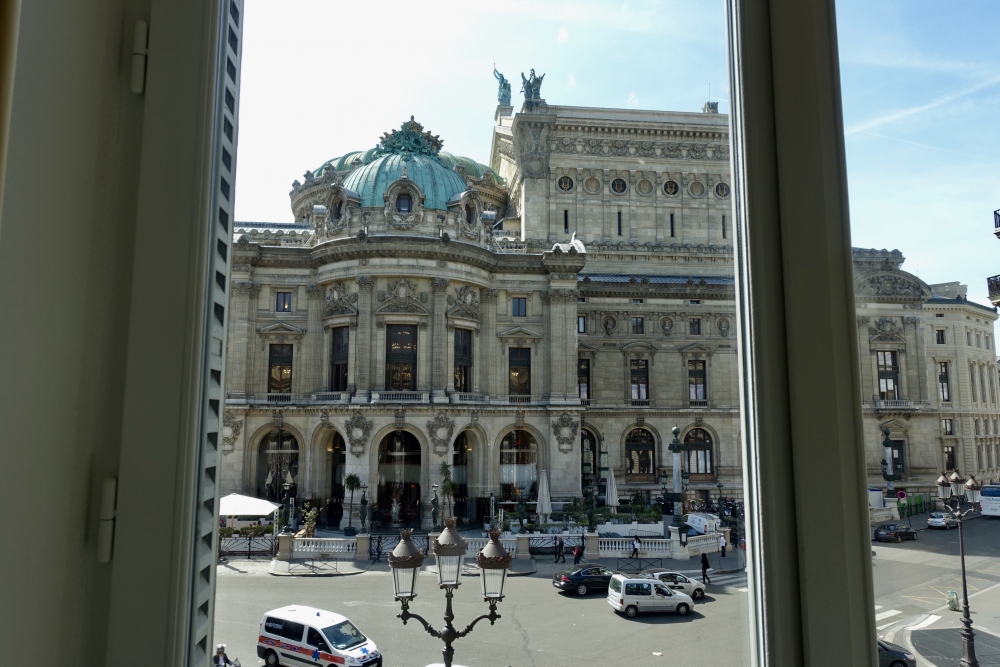 Wパリ　オペラ　スペクタキュラールーム　窓の外にはオペラ座