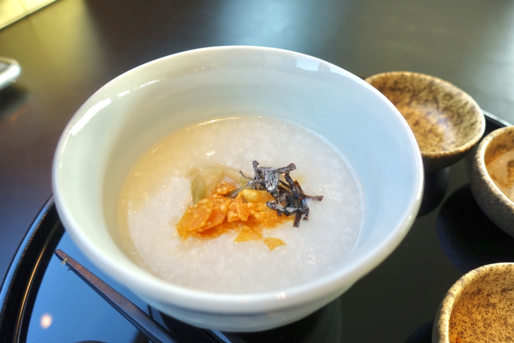 羽田空港キャセイパシフィック航空ラウンジヌードルバーの中華粥朝食