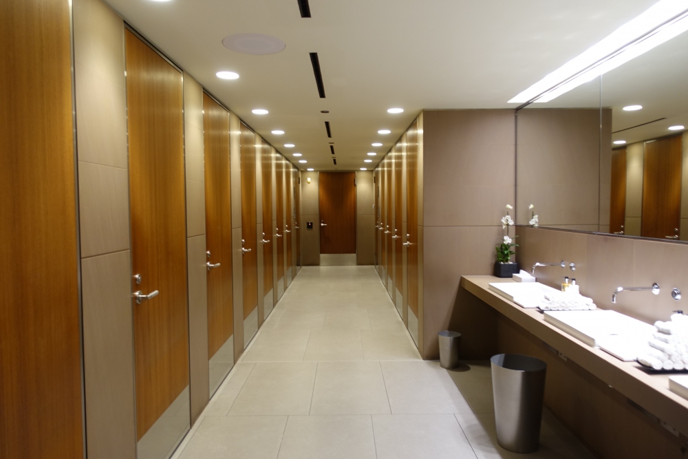 カタール航空ドーハ国際空港アルムルジャンビジネスラウンジ女性用トイレの内部