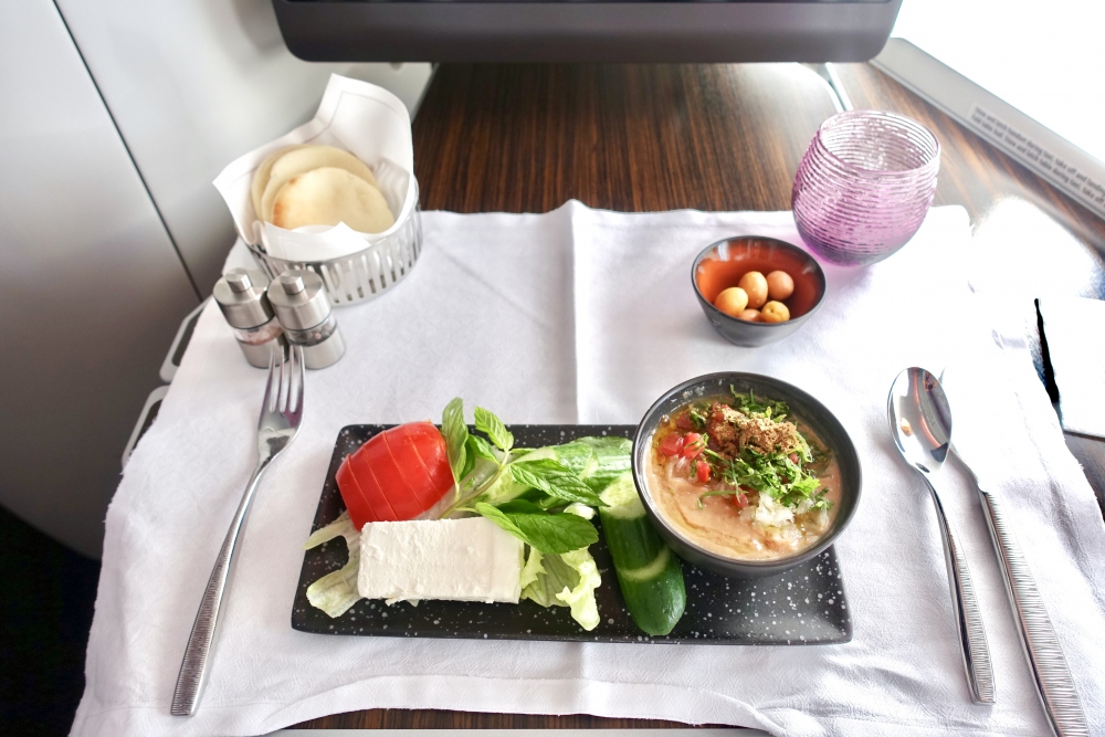 カタール航空39便ドーハ発パリ行きで注文した伝統的アラビア風朝食