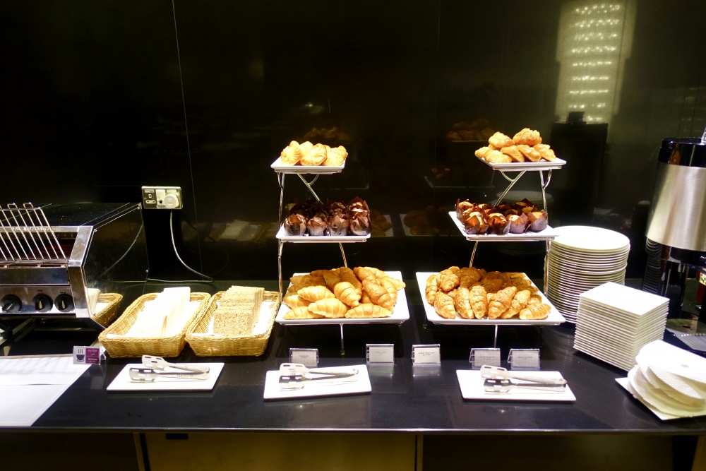 カタール航空ドーハ国際空港アルムルジャンビジネスラウンジ朝食ブッフェデニッシュ、トーストなど