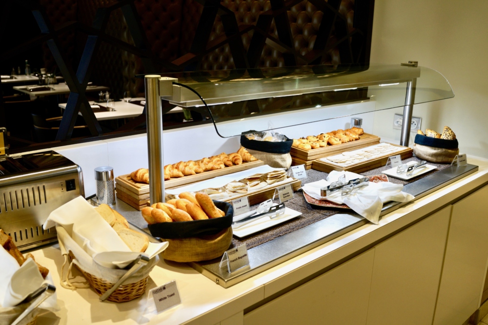 2019年パリ・シャルル・ド・ゴール空港カタール航空ビジネスクラスラウンジ・ブッフェ台はパンのみ