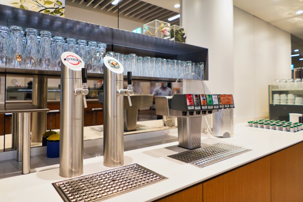 フランクフルト国際空港・セネターラウンジA・朝食カウンター・ビールサーバー