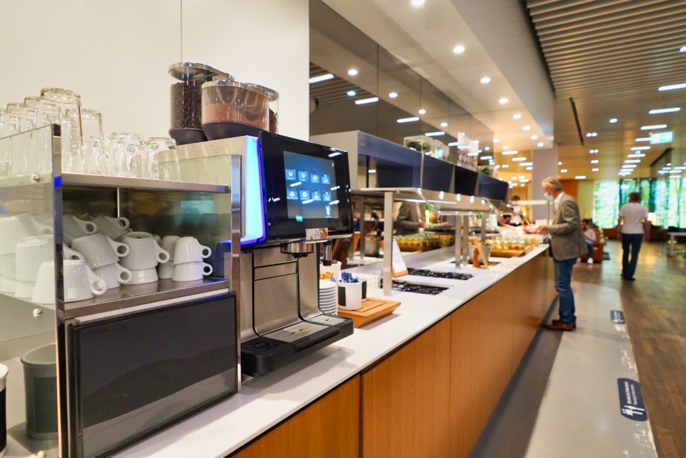フランクフルト国際空港・セネターラウンジA・朝食カウンター・コーヒーマシン