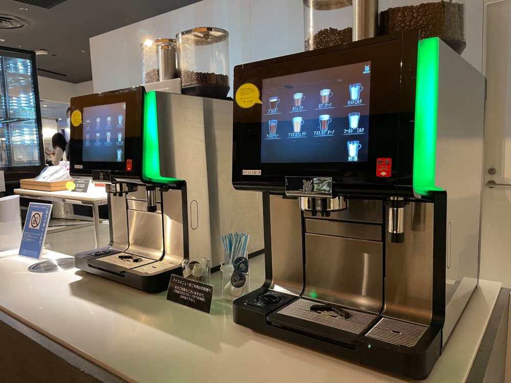 羽田空港パワーラウンジのコーヒーマシン