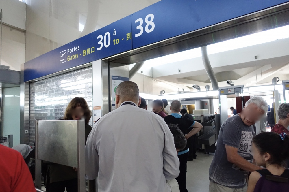 シャルル・ド・ゴール空港搭乗口前手荷物検査場通常レーン