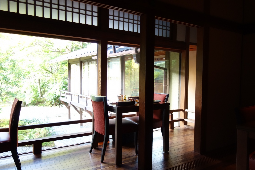 翠嵐ラグジュアリーコレクションホテル京都レストラン京翠嵐窓側の席からは緑を臨む