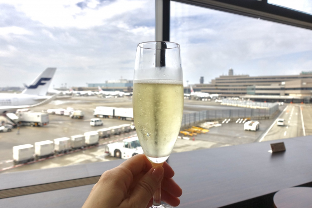 成田国際空港第2ターミナルサテライトJALファーストクラスラウンジ、シャンパンは格別