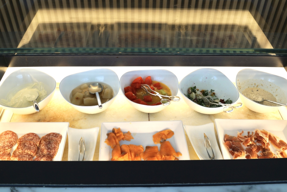 香港国際空港キャセイパシフィック航空ザ・ウィングファーストクラスラウンジのダイニングスペースブッフェの前菜