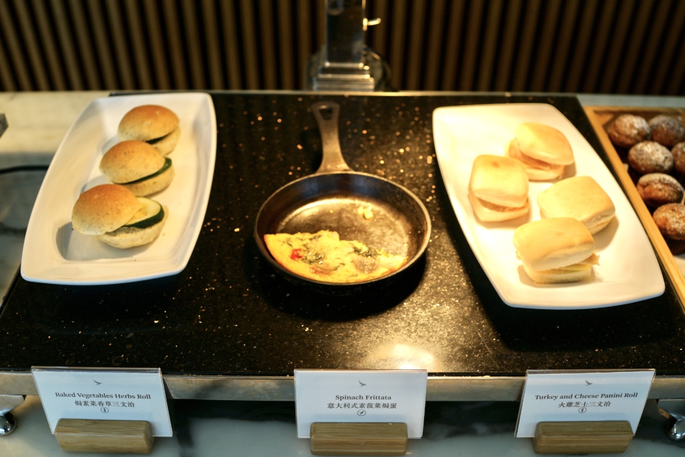 香港国際空港キャセイパシフィック航空ザ・ウィングファーストクラスラウンジのダイニングスペースブッフェのパン