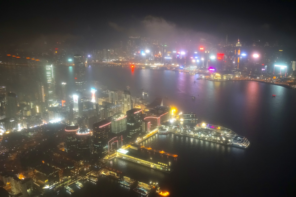 リッツ・カールトン香港デラックススイートリビングルームから見える香港島の夜景