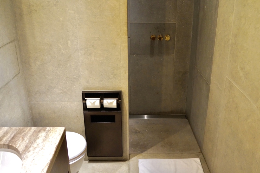 香港国際空港キャセイパシフィック航空「ザ・デッキ」ラウンジのシャワー室