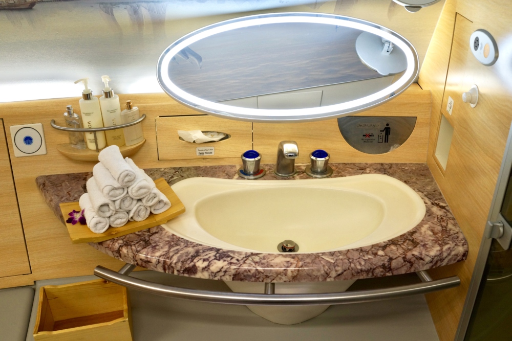エミレーツ航空A380ファーストクラスシャワールーム洗面台