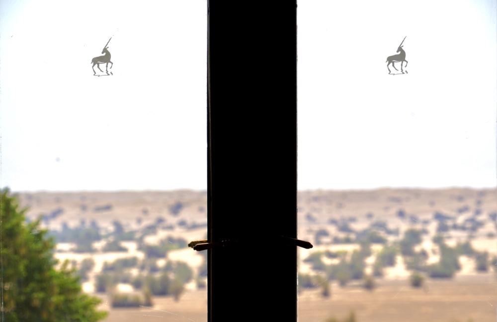 アルマハ・ア・ラグジュアリーコレクション・デザートリゾート＆スパのベッドから見る砂漠