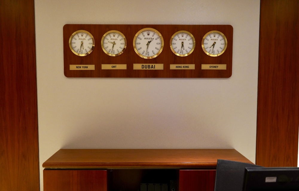 ドバイ国際空港コンコースCエミレーツ航空ファーストクラスラウンジの世界時計