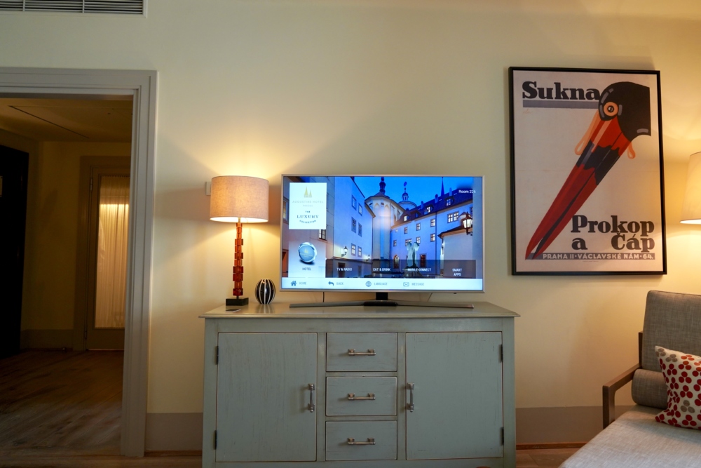 オーガスティンアラグジュアリーホテルプラハ・プレミアムデラックスルーム・ベッドの正面にはテレビ
