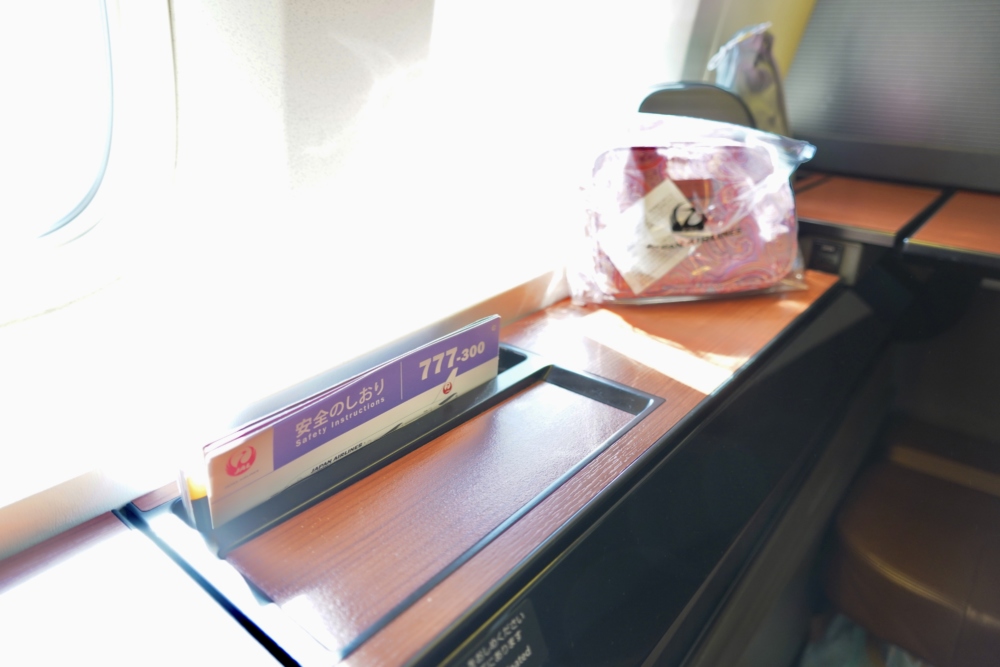 JAL国際線ファーストクラスシート「JAL SUITE」：収納