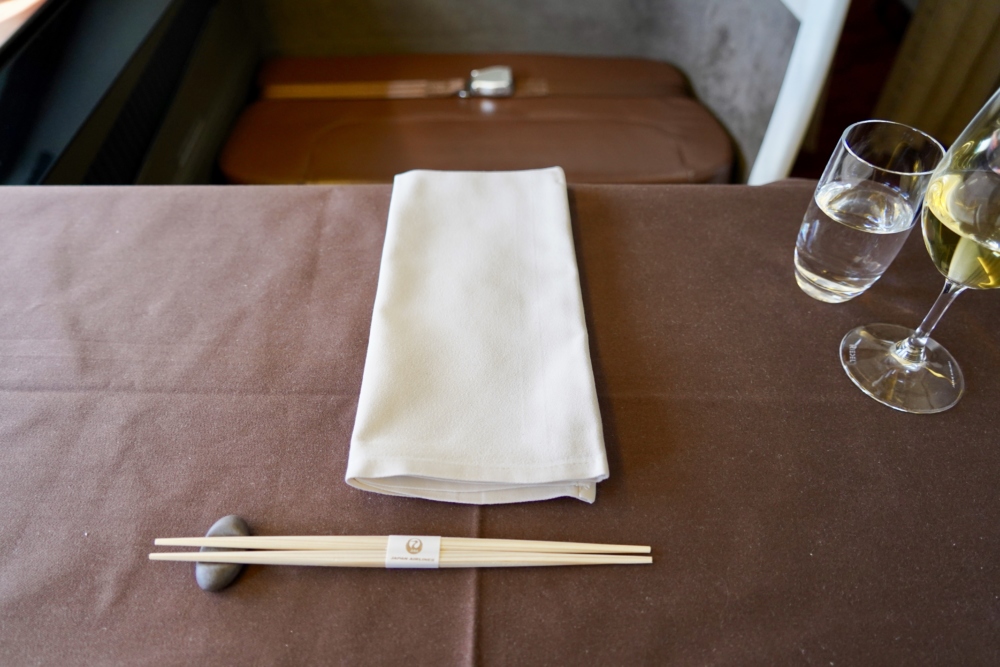 JAL国際線ファーストクラス機内食：食事の用意