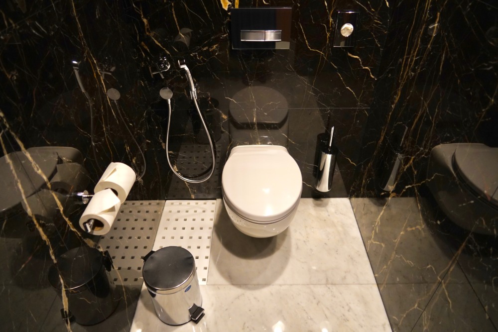 ドーハ・ハマド国際空港カタール航空アル・サファ・ファーストラウンジのトイレ個室