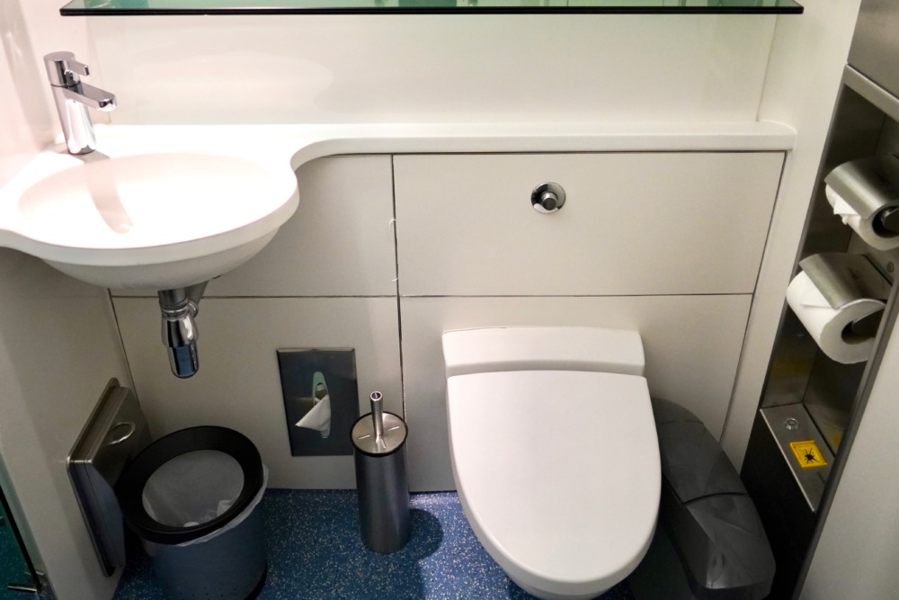 ロンドン・ヒースロー空港ターミナル5アライバルラウンジのシャワールーム・内部にはトイレも