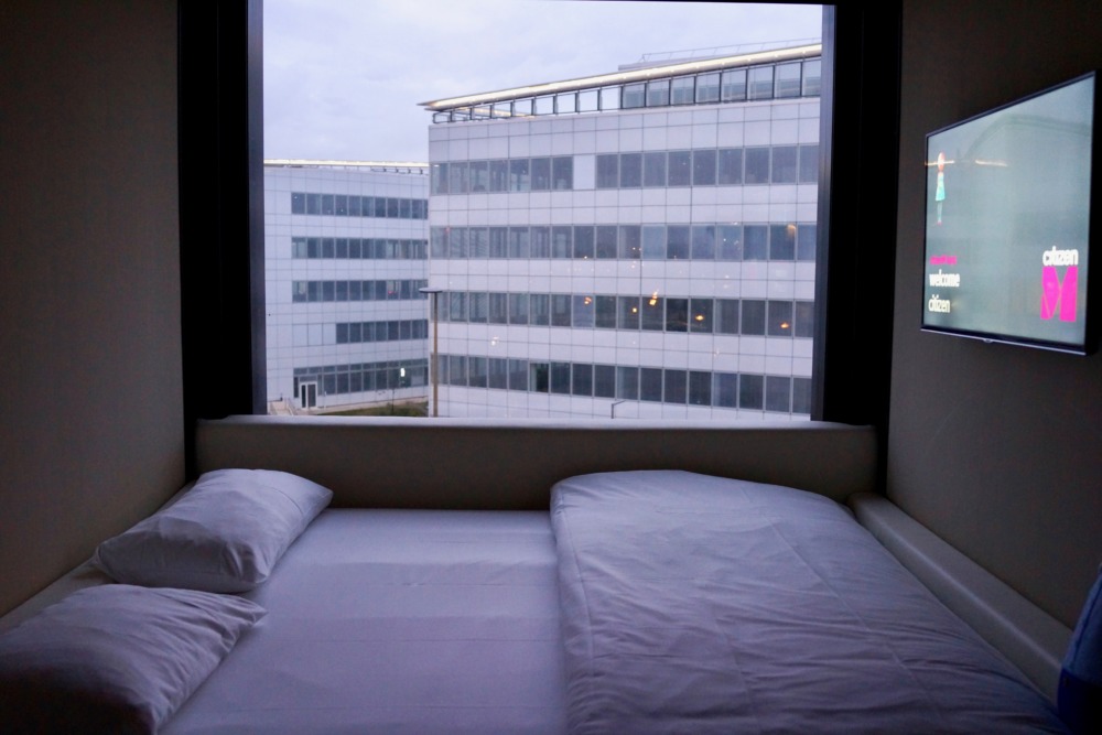 シチズンMシャルル・ド・ゴールエアポートのベッドからの眺め