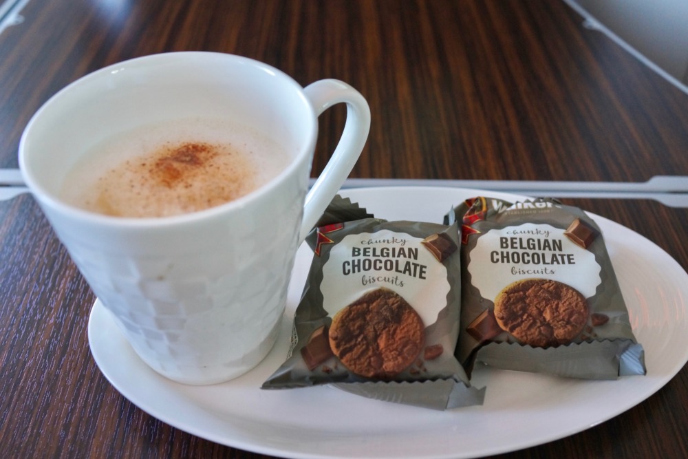 カタール航空ビジネスクラス機内食・コーヒーとクッキー