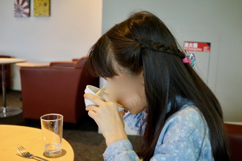 成田空港ラウンジ・デルタスカイクラブ・ブッフェカウンター・おかゆを食べてみた娘
