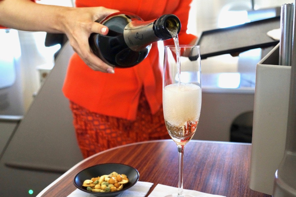 ガルーダインドネシア航空・ビジネスクラス・ファーストドリンクはシャンパンをチョイス