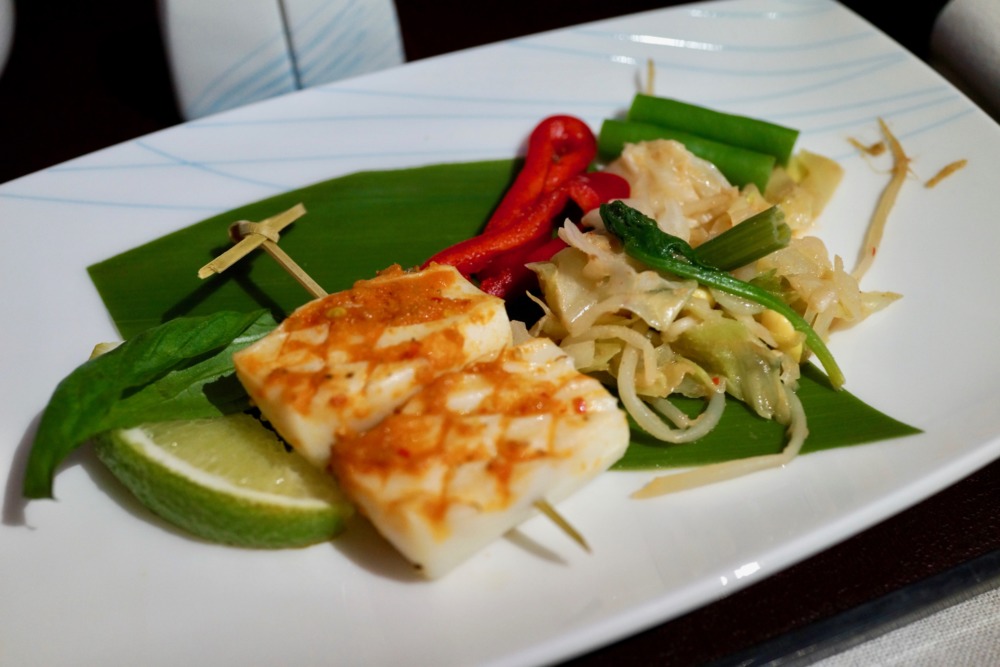 ガルーダインドネシア航空・ビジネスクラス・機内食・インドネシア料理の前菜イカとペチェル