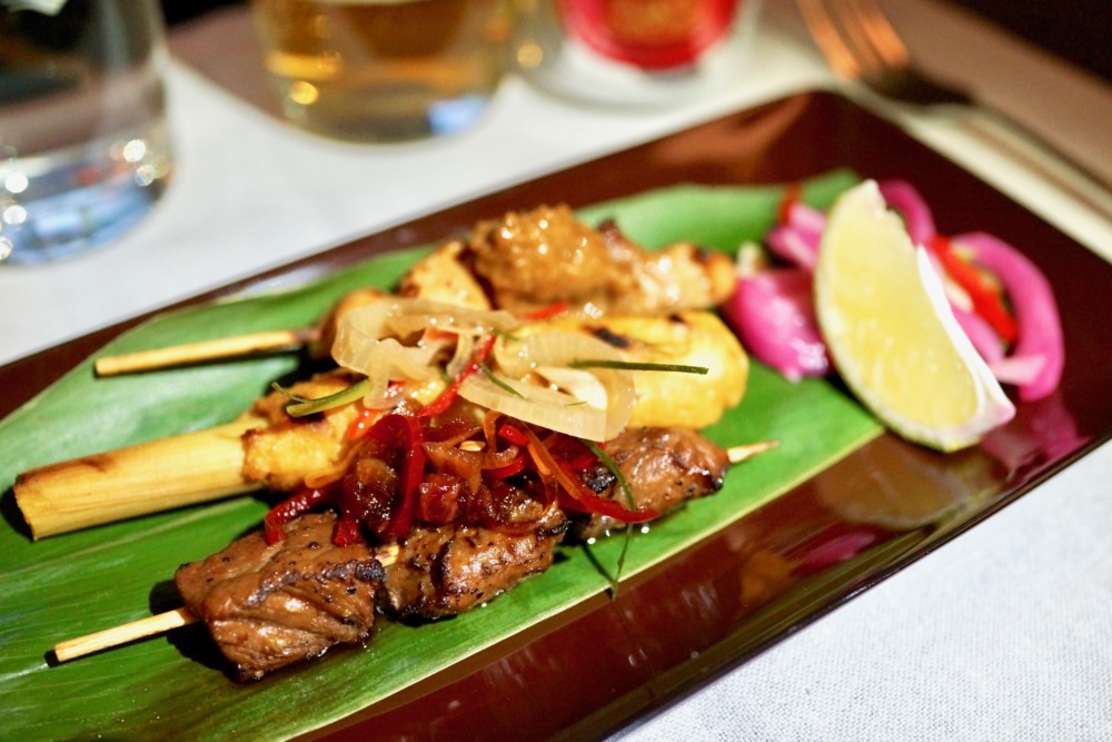 ガルーダインドネシア航空・ビジネスクラス・機内食・インドネシア風串焼き盛り合わせのアップ