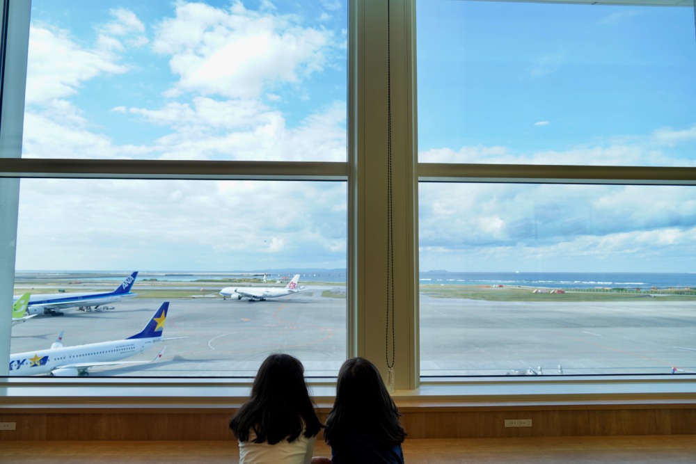 ポークたまごおにぎり本店那覇空港国際線ターミナル店では窓から飛行機が見える