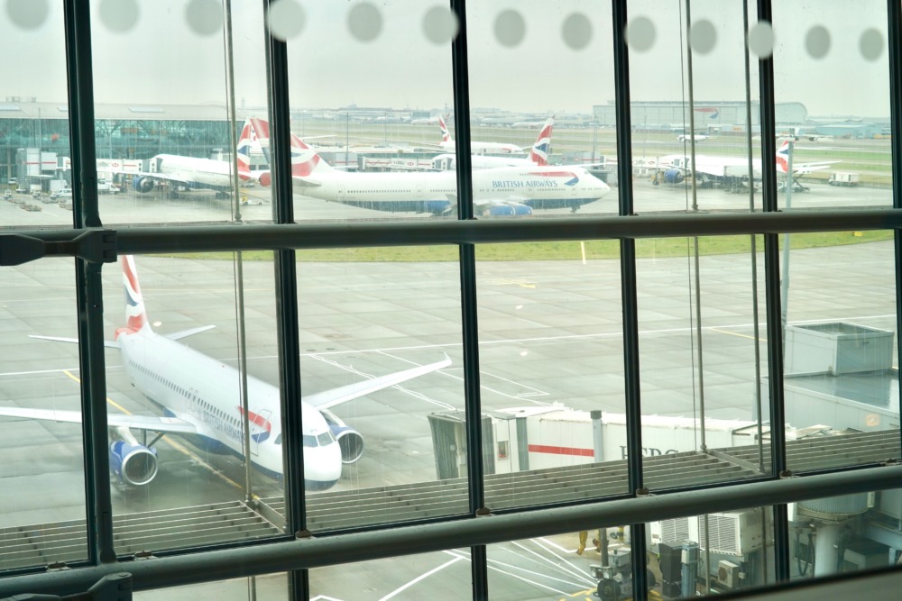 ロンドン・ヒースロー空港・ブリティッシュエアウェイズ・ファーストラウンジのテラス席からは駐機場を臨む
