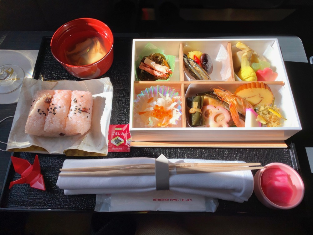 JAL新型ファーストクラス搭乗記〜おせち風機内食