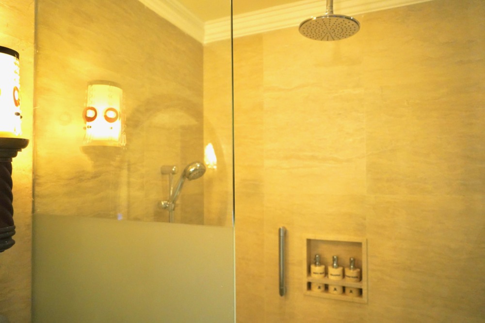 セントレジス・バリ・ラグーンヴィラ/ツインベッドルームのシャワー